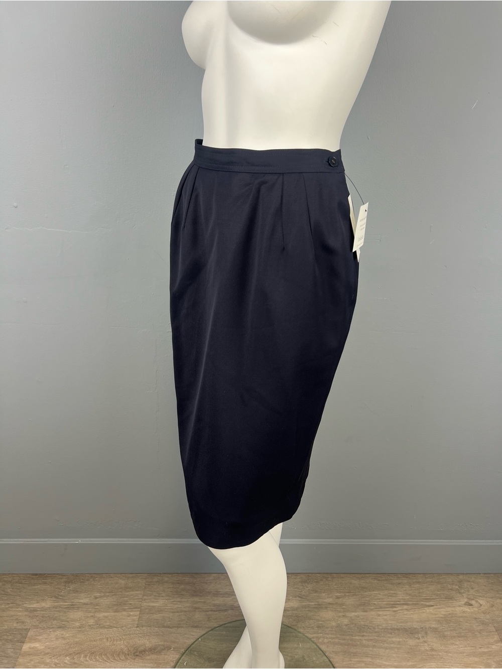 Vintage Valentino MissV Classic Navy Pencil Skirt -authenticated by The RealReal
